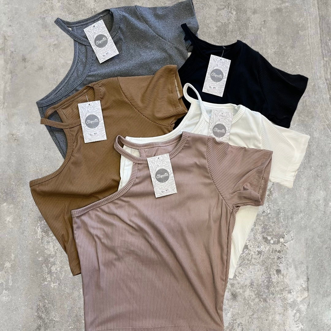 Crop top con cuello asimétrico