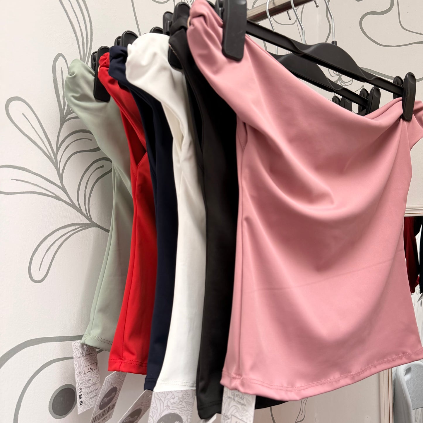 Blusa off shoulder con hebillas