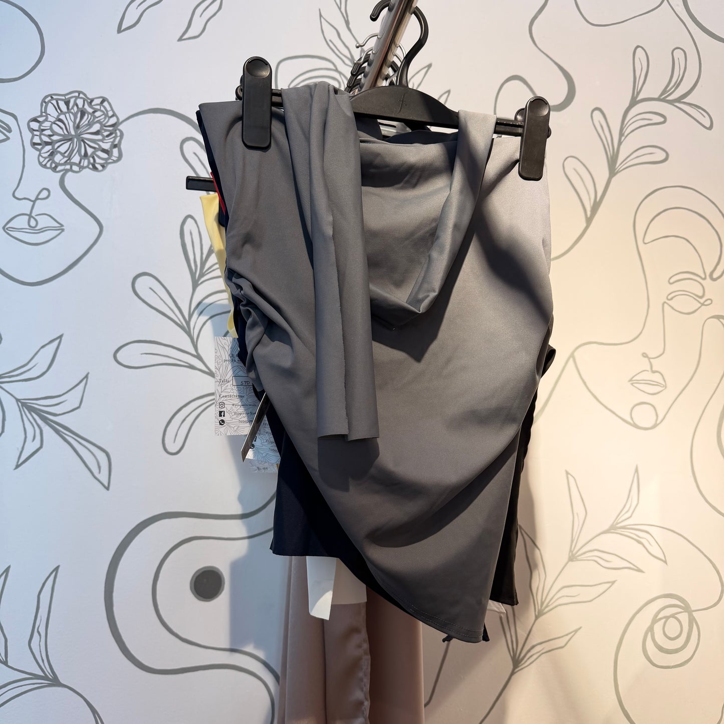 B. Top strapless cinta bajo irregular