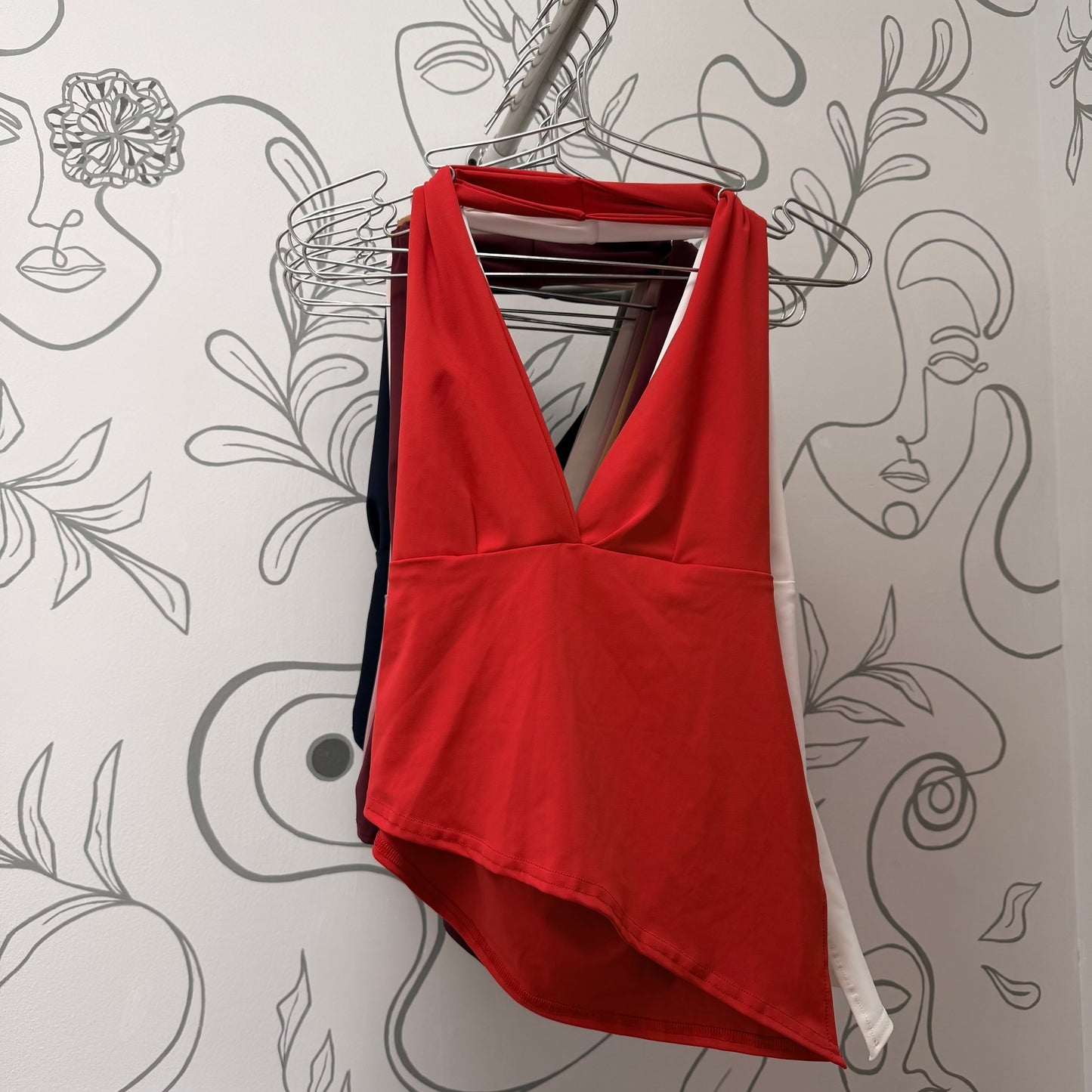 Top halter bajo irregular