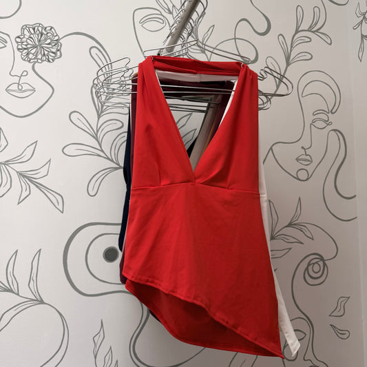 Top halter bajo irregular