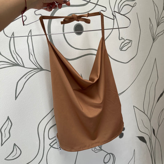 A. Top halter con escote caído