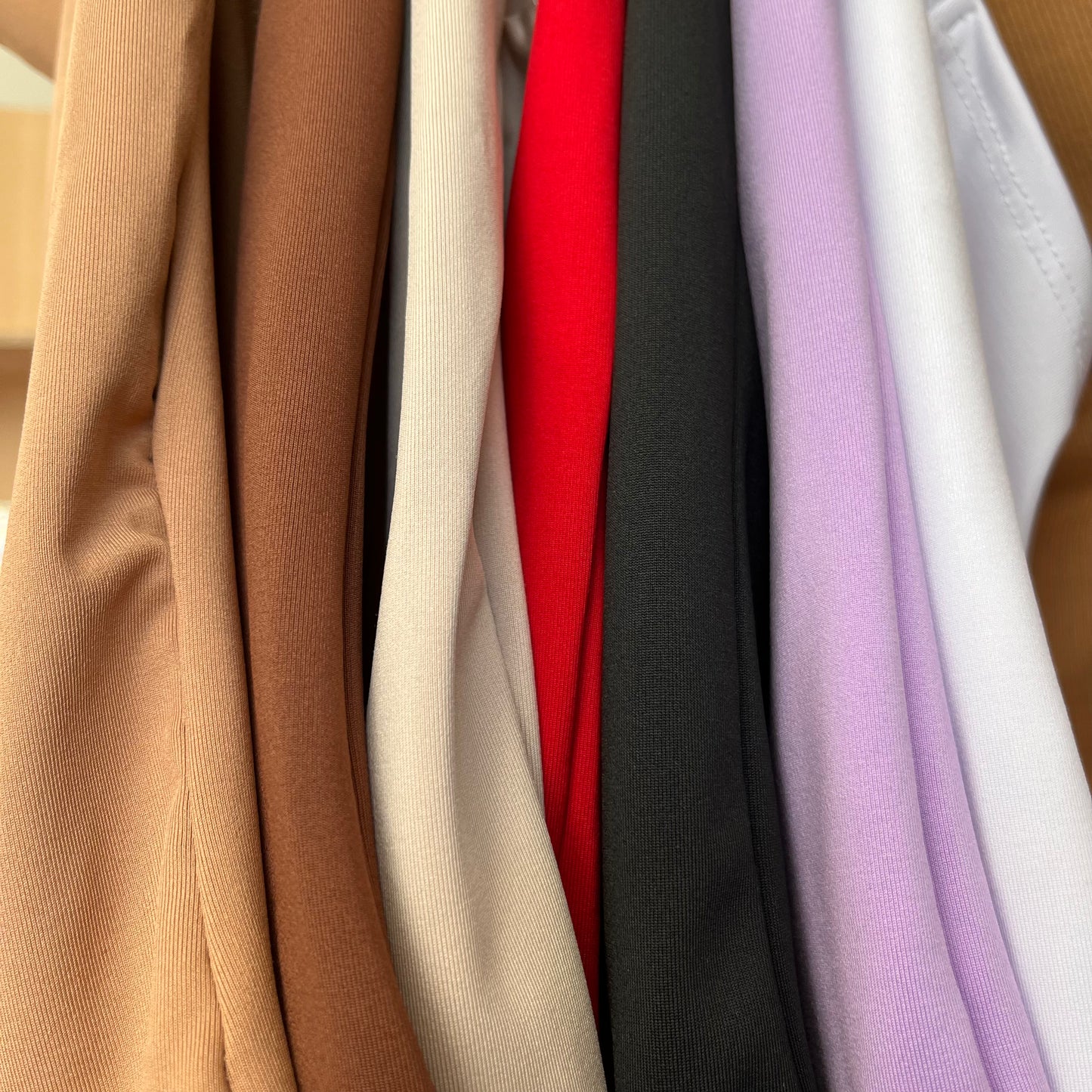 A. Top halter con escote caído