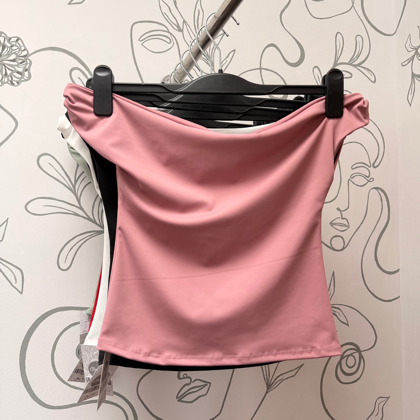 Blusa off shoulder con hebillas