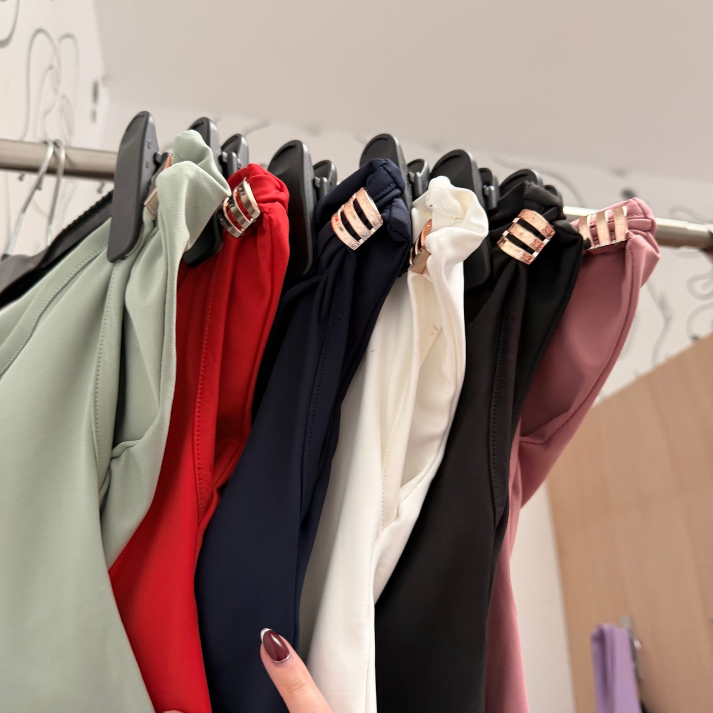 Blusa off shoulder con hebillas