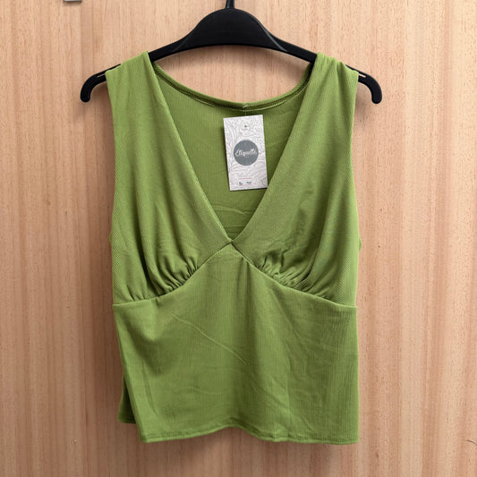 B. Top básico diseño escote