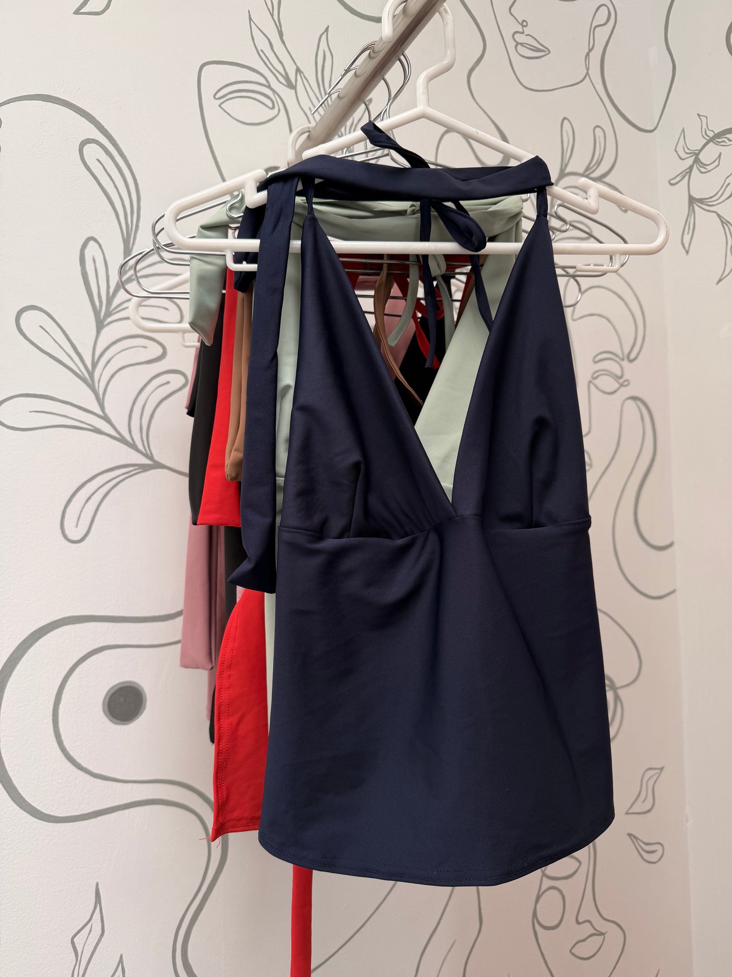 Top halter espalda descubierta con cinta